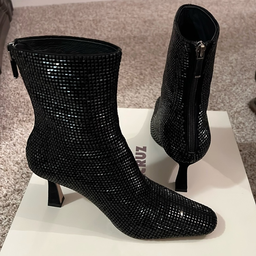 Black crystal dress boots, back zipper.size 36.3 inches heels. Like new. Worn 1.
